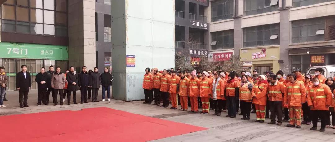 体育直播棉衣：运动场上的冬日守护者：舒适棉衣陪你畅享体育直播